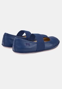 Niebieskie skórzane baletki z elastycznym paskiem, okrągłym noskiem, teksturowaną powierzchnią i lekko elastyczną gumową podeszwą.