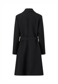 Czarny płaszcz z długim rękawem z paskiem w talii, pokazany od tyłu na białym tle.