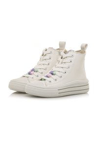 Sneaker alte bianche realizzate in materiale liscio, con perline pastello sui lacci e una suola di gomma decorata con un motivo e due strisce verdi.