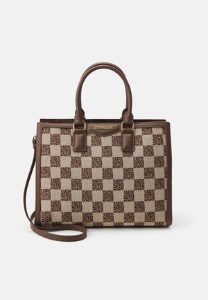 Sac cabas rectangulaire à carreaux beige et marron avec deux anses, bandoulière amovible et plaque logo dorée « Steve Madden ».
