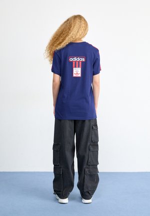 ADIBREAK BACK TEE - T-Shirt print - dark blue/bright red