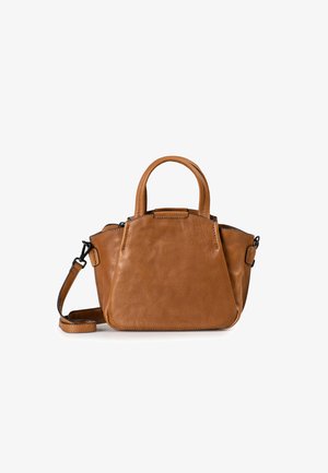Tasche aus braunem Leder mit strukturiertem Design. Verfügt über zwei Handgriffe oben, einen abnehmbaren Schulterriemen und einen Reißverschluss. Glatte Textur.