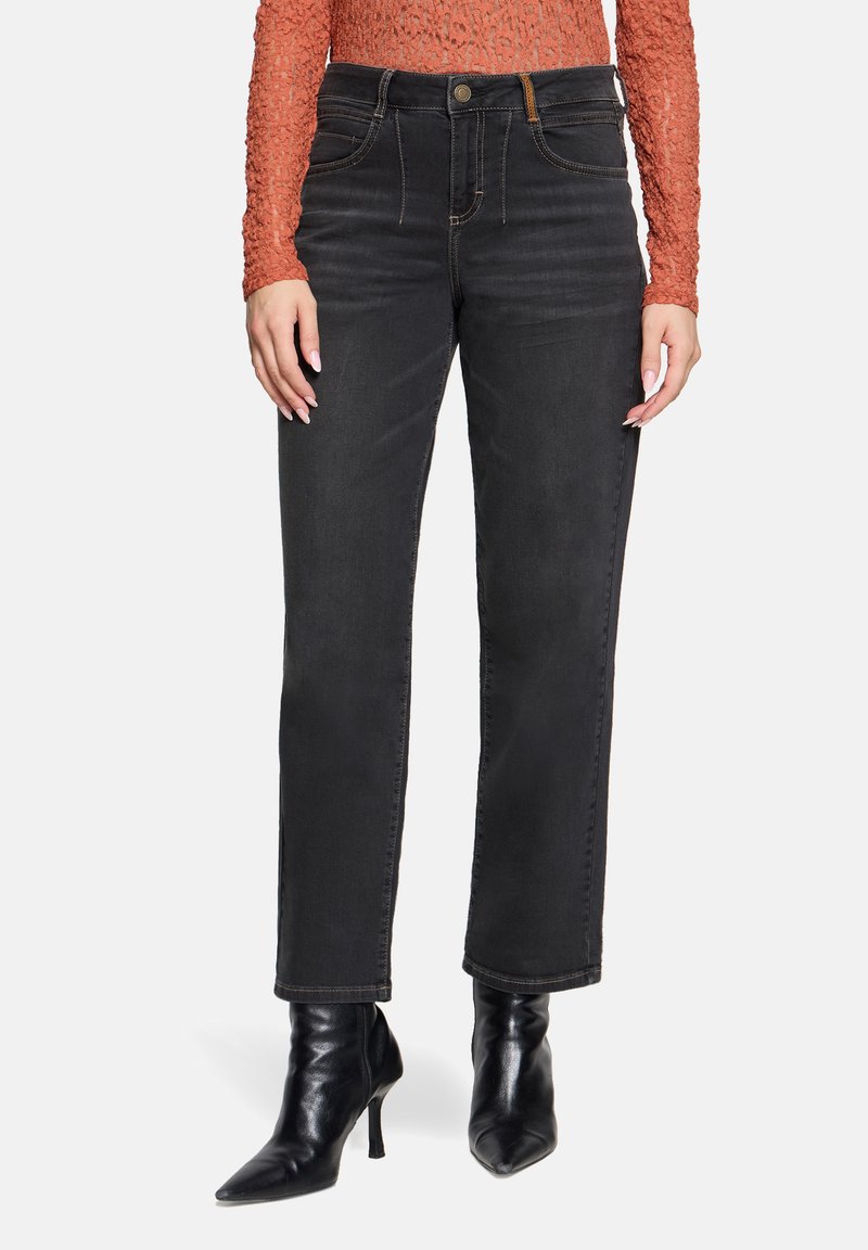 Jeans noirs taille haute avec une coupe droite, présentant des détails de couture, des poches avant et une fermeture à bouton.