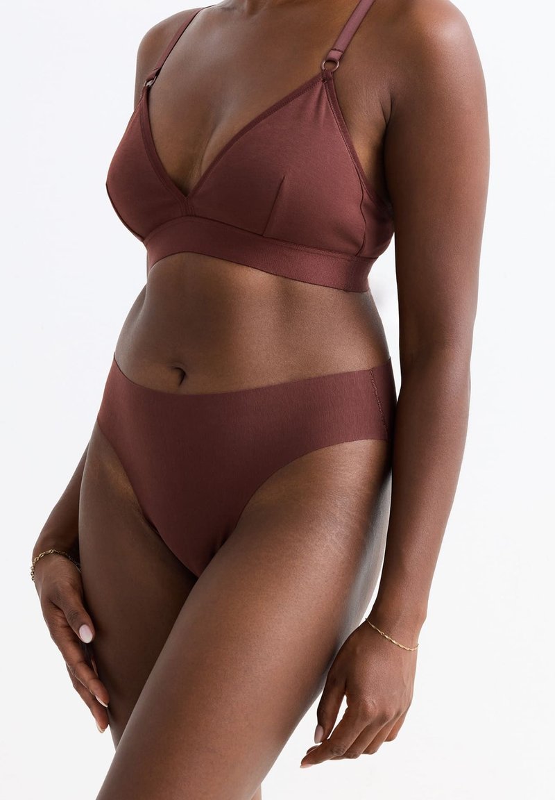 Bruine driehoekige bralette met verstelbare bandjes, gecombineerd met bijpassende high-waisted briefs. Zachte textuur, naadloze randen, eenvoudig ontwerp.