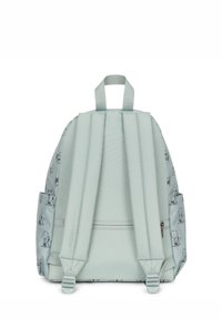 Ljusgrön ryggsäck med vadderade remmar, prydd med tecknade djurtryck på sidorna, framfickan har dragkedja och sidofickor för vattenflaskor.