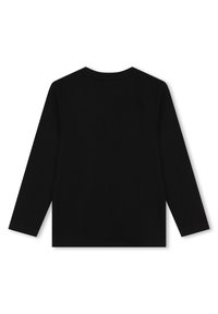 T-shirt noir à manches longues avec un col rond, présentant une texture lisse et sans motifs ni embellissements visibles.