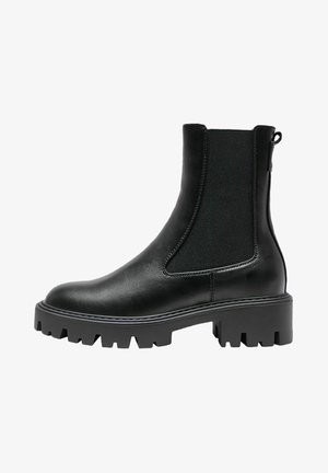 Bottines noires en cuir lisse avec des panneaux élastiques sur les côtés, une semelle en caoutchouc épaisse et une poignée à l'arrière pour un enfilage facile.