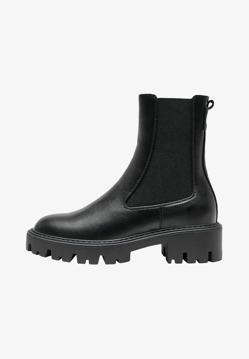 Czarne botki za kostkę wykonane z gładkiej skóry, z elastycznymi bocznymi panelami, masywną gumową podeszwą i pętelką z tyłu ułatwiającą zakładanie.