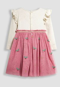 Langärmliges Kleid mit einem cremefarbenen Oberteil und einem rosafarbenen Tüllrock. Der Rock ist mit gestickten Stechpalmenblättern und roten Beeren verziert und hat einen gerafften Taillenbund.
