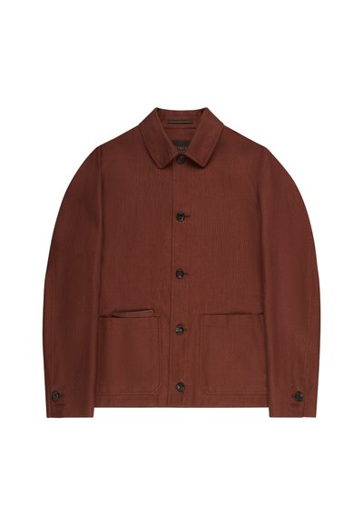 Brązowa kurtka na guziki w kolorze rdzy z ostrym kołnierzem, dwoma naszywanymi kieszeniami z przodu oraz mankietami na guziki na długich rękawach.