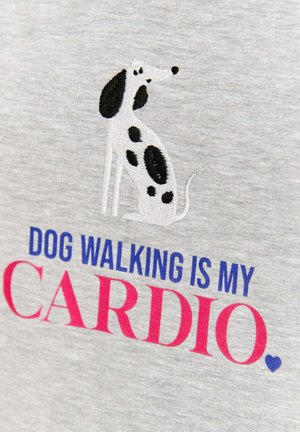 Šedé tričko s vyšívaným čiernobielym dizajnom psa a textom "VENČENIE PSOV JE MÔJ KARDIO" v modrej a ružovej farbe.