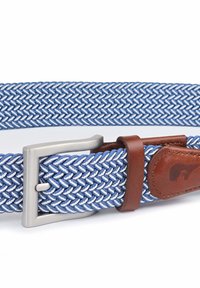 Geweven blauwe en witte elastische riem met een zilveren metalen gesp, een bruine leren band en een subtiele logo-opdruk op het leer.