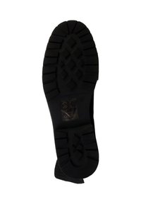 Zwarte rubberen schoenenzool met een gestructureerd loopvlakpatroon, voorzien van diepe groeven voor grip en een glad middengedeelte. Inclusief logo-details.