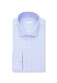 Lichtblauw herenoverhemd met witte knopen en een spreadkraag, netjes opgevouwen en weergegeven op een witte achtergrond.