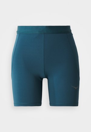 Szorty sportowe w kolorze zielonym wykonane z gładkiego, elastycznego materiału. Posiadają szeroką gumkę w talii oraz przeszycia akcentujące, z małym logo z boku.