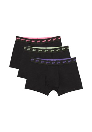 Drie paar zwarte boxershorts met elastische taillebanden. Elke tailleband heeft een andere kleur: roze, groen en paars met het merkembleem.