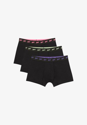 Tri páry čiernych boxeriek s elastickým pásom. Každý pás je v inej farbe: ružovej, zelenej a fialovej s logom značky.