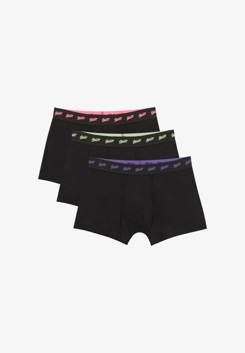 Kolme paria mustia bokserit, joissa on joustavat vyöt. Jokaisessa vyössä on eri värit: vaaleanpunainen, vihreä ja violetti, joissa on brändilogo.