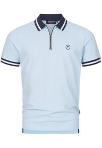 Jasnoniebieska koszulka polo z zamkiem przy kołnierzu, granatowe paski na rękawach oraz małe logo na klatce piersiowej. Wykonana z gładkiego materiału.