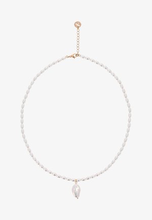 Colier oval alb de perle cu un pandantiv de perlă irizantă, cu formă neregulată, și o închizătoare de lanț aurie cu prelungitor.