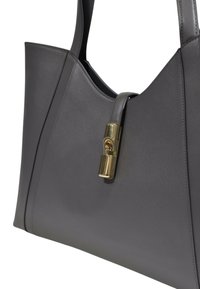 Borsa tote in pelle grigia con un design strutturato. Presenta una chiusura in metallo dorato e una texture liscia, con doppi manici per il trasporto.
