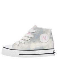 Sneakers alte realizzate in denim argentato lucido con lacci bianchi, punta in gomma e suola a righe nere. Presentano una patch rotonda con logo.