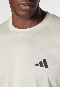adidas Performance TRAIN ESSENTIALS - Sportfelső - alumina/black