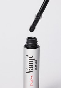 Mascara nero con un pennello testurizzato a setole nere che si estende da un tubo argento etichettato "Vamp! Pupa Extreme." Design semplice e moderno.