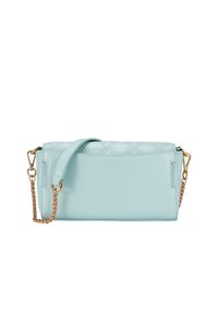 Sac à main en cuir bleu clair avec un haut matelassé, une bandoulière en chaîne dorée et une finition lisse. Présente une forme rectangulaire structurée et un matériel minimal.