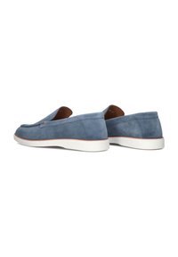 Een paar blauwe suède instaploafers met witte rubberen zolen en een bruine leren voering, gezien vanuit de achterkant op een witte achtergrond.