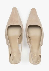 Beige suède slingback schoenen met spitse neuzen en uitsparingen aan de zijkanten. Gladde binnenzool en een gouden accent op de enkelband.