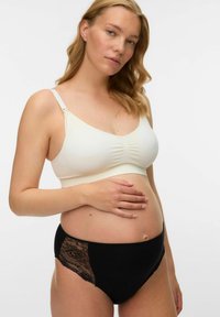 Bež trudnički grudnjak s nabranim dizajnom, podesivim naramenicama, u kombinaciji s crnim gaćicama s čipkastim detaljem. Glatka tekstura na cijeloj površini.