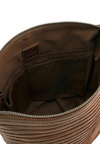 Borsa in tessuto marrone con chiusura a zip, caratterizzata da una texture a coste verticali, una tasca interna e una fodera liscia.