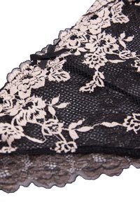 Zwarte kant lingerie met een bloemenpatroon, met een gegolfde rand en een klein zwart lintdetail in het midden.