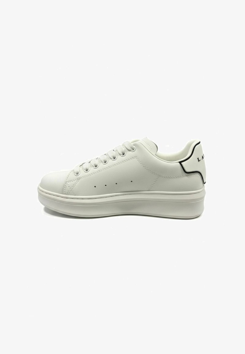 Witte lage sneaker met dikke zool, veters aan de voorkant en zwarte randdetail op het hielstuk tegen een witte achtergrond.