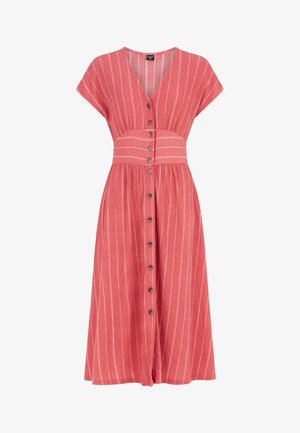 Knoopmaat midi-jurk in koraal met verticale witte strepen, korte mouwen, V-hals en een fitted taille. Bevat textuurstof en houten knopen.
