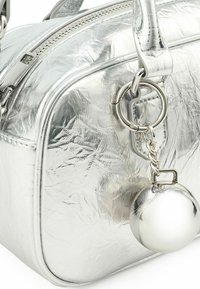 Borsa a mano argento metallizzato con forma rettangolare, caratterizzata da una texture stropicciata, chiusura con zip e un charm con un accento sferico.