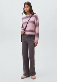 Suéter rayado de punto en tonos rosa y gris con cuello redondo, combinado con pantalones de pierna ancha grises y zapatos de tacón bajo rosa.