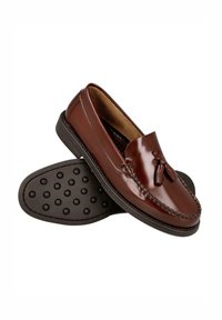 Mocasines de cuero marrón con acabado brillante, con detalle de borla, costuras visibles y suela de goma negra texturizada.