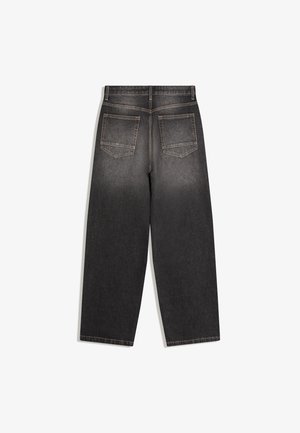 Sorte, viddebenede denimjeans med falmet vask, to baglommer, bæltestropper og lige kanter, lagt fladt på en hvid baggrund.