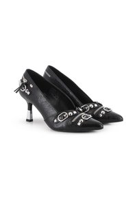 Zapatos de tacón alto negros con puntera afilada, hechos de cuero texturizado, con herrajes plateados, cremalleras y acentos con tachuelas.