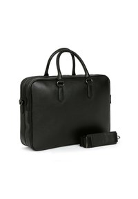 Borsa per laptop in pelle nera con manici doppi, una texture liscia, chiusura con zip e tracolla rimovibile. Presenta un design elegante e rettangolare.