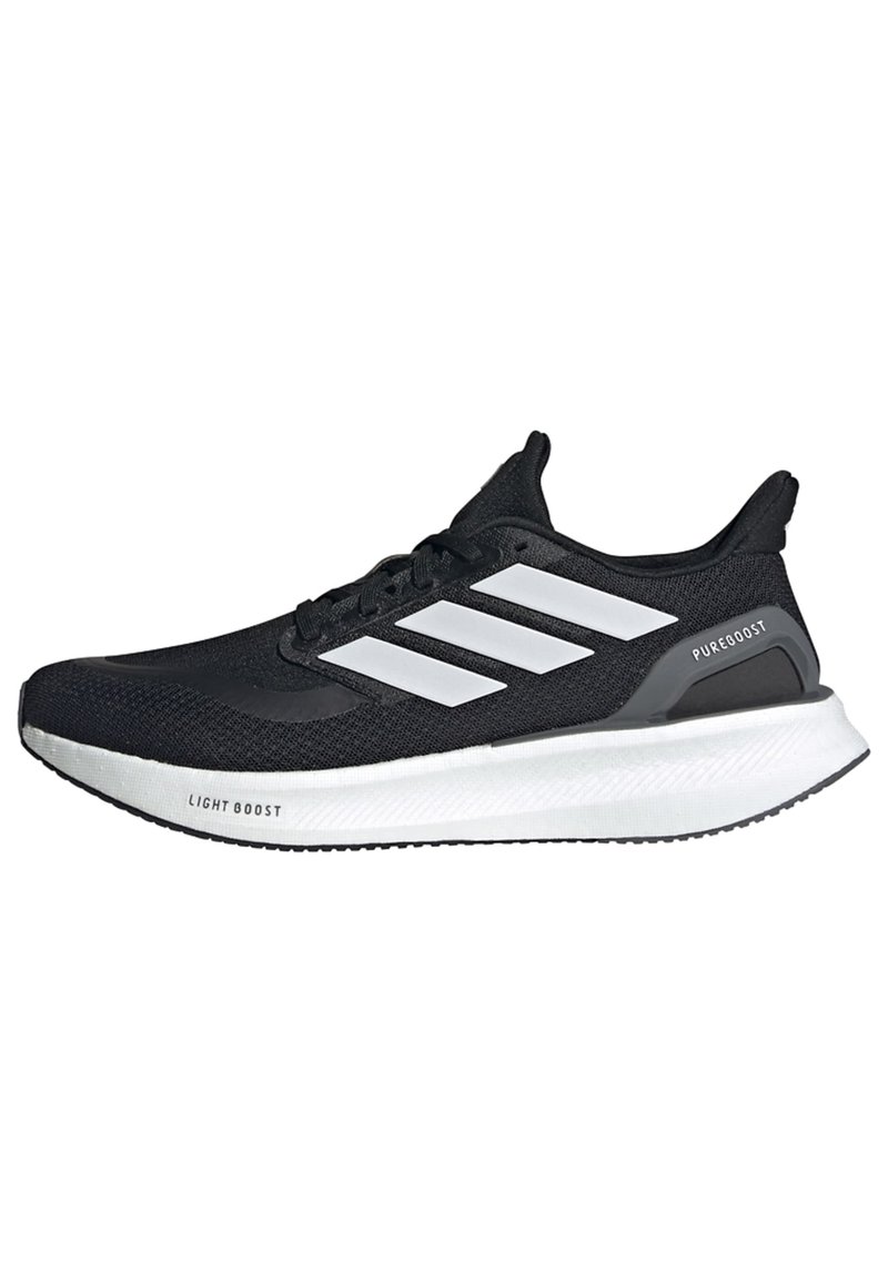 Baskets de course noires avec un design à trois rayures blanches. Tige en mesh respirant, semelle blanche rembourrée avec le texte "LIGHT BOOST" et accents minimalistes.