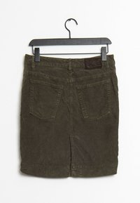 Jupe en velours côtelé vert olive au design droit. Elle présente une emmanchure arrière, deux poches arrière et une étiquette en cuir à la taille.