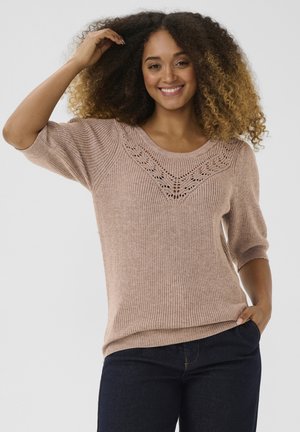 Helle pinke, gestrickte Sweater mit gerippter Textur, der ein dekoratives Spitzenmuster auf der Brust und Dreiviertelärmel bietet.
