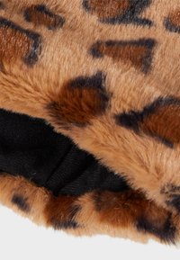 Umělá kožešina s leopardím potiskem v hnědé a černé barvě, s jemnou texturou a černým pleteným pásem na spodní části.