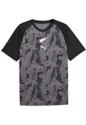 Sort sportsskjorte med korte ærmer og grå abstrakte mønstre, et hvidt bregnelogo og et hvidt Puma-logo på brystet.