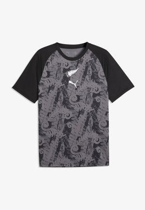 Czarna sportowa koszulka z krótkim rękawem, z szarymi abstrakcyjnymi wzorami, białym logo paproci oraz białym logo Puma na piersi.