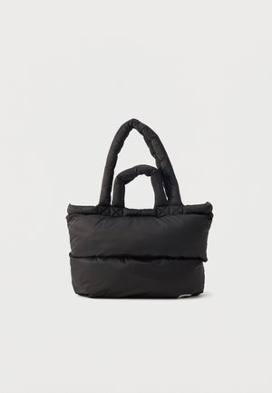 Sac cabas noir rembourré avec deux poignées rembourrées, forme rectangulaire et texture matelassée douce sur fond blanc uni.