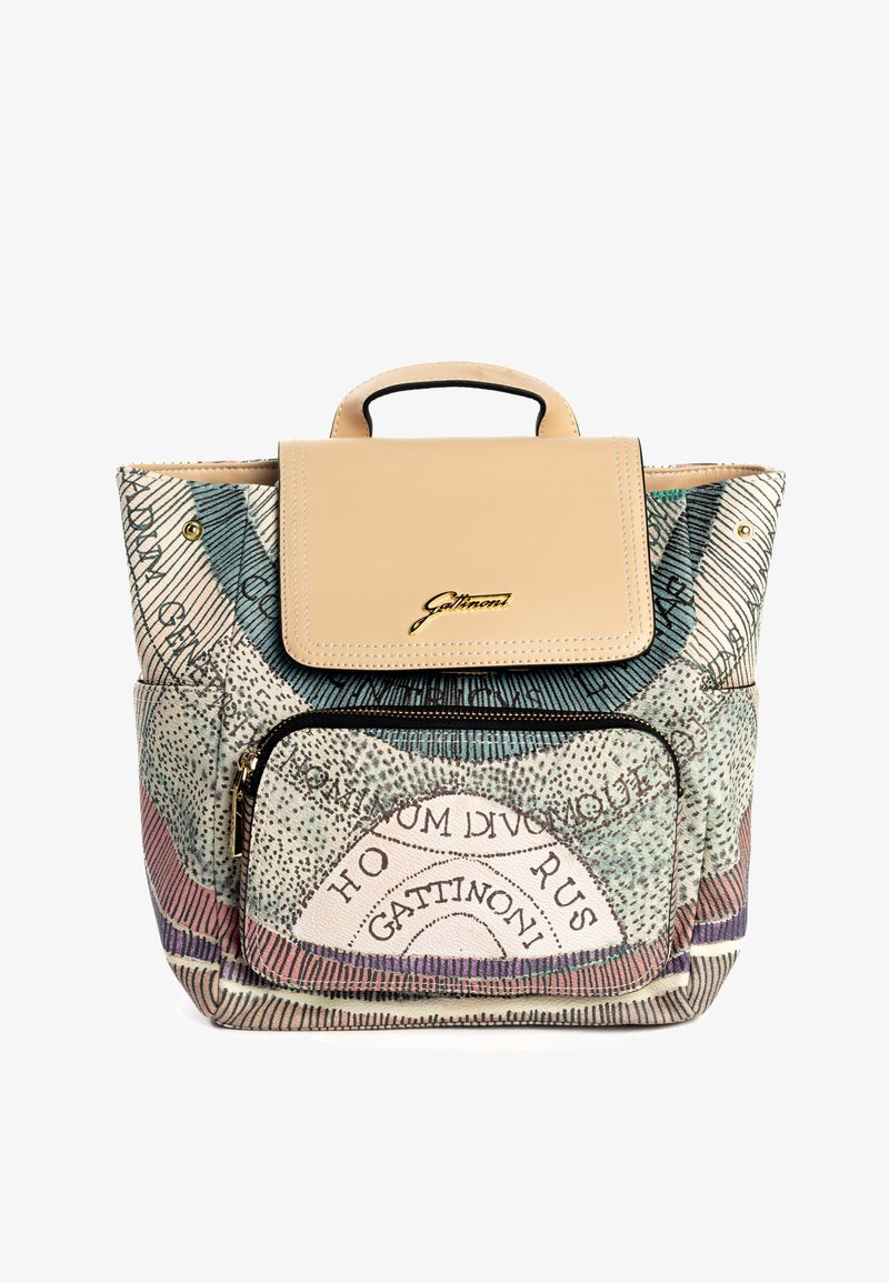 Rucsac din țesătură cu clapetă din piele bej și logo auriu. Dispune de un buzunar frontal cu fermoar și țesătură colorată, cu modele în tonuri pastelate.